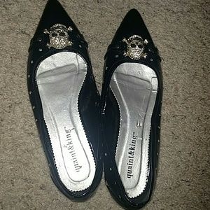 Quaint and king skull pointed toe flats!